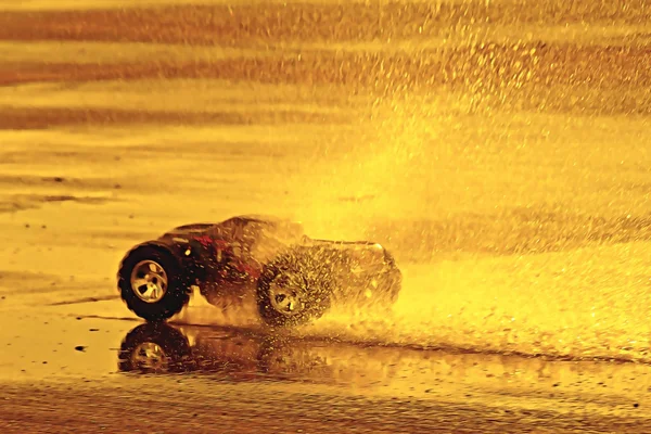 Эскиз картины скорости: маленький игрушечный автомобиль, проходящий через — стоковое фото