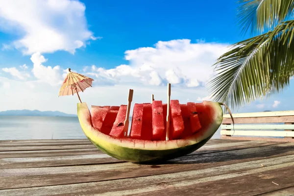 Close up van watermeloen op houten tafel in de buurt van de kust. — Stockfoto