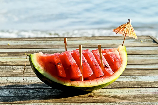Close up van watermeloen op houten tafel in de buurt van de kust. — Stockfoto