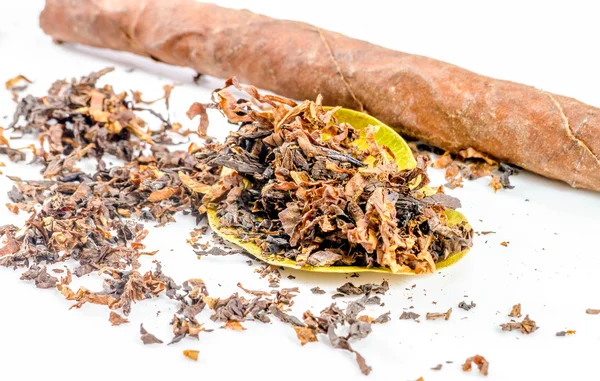Close-up of pile of tobacco on white background. — Stock Photo, Image
