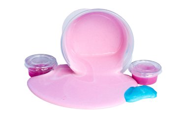 Beyaz arka plan üzerinde izole plastik kutusundan dışarı sümük sızıntısı.