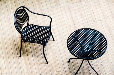 çelik sandalye ve masa ahşap zemin üzerinde: Ana sayfa görünümü