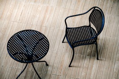 çelik sandalye ve masa ahşap zemin üzerinde: Ana sayfa görünümü