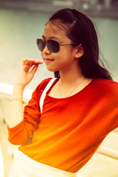 Retrato de joven linda chica usar gafas —  Fotos de Stock