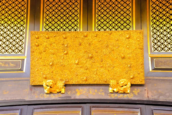 Etichetta cartello in oro davanti alla casa in stile cinese — Foto Stock
