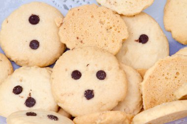 Kurabiyeler masada. Yakın çekim.