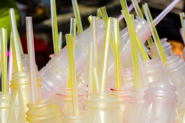 Saman, geri dönüştürülmüş plastik şişeler.