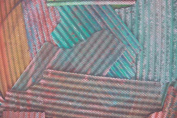 Abstrakter Hintergrund von Seilnetzen mit alten Zinkblechen auf Backgro — Stockfoto
