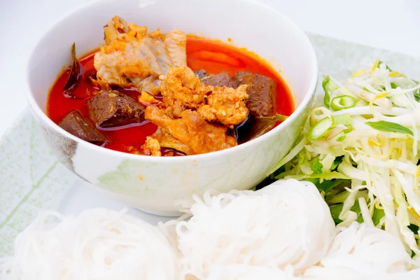 Thai vermicelli comido con pollo al curry aislado en respaldo blanco — Foto de Stock