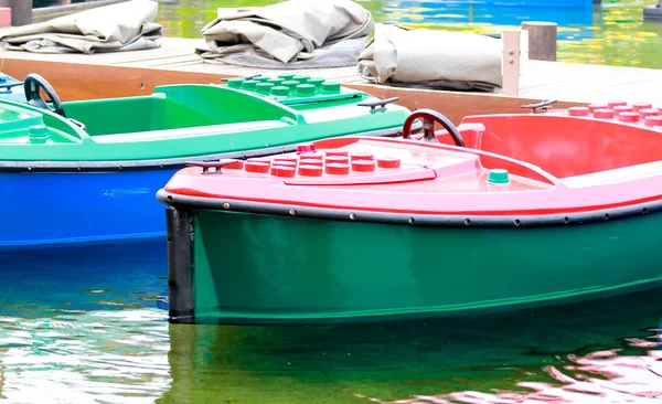 Colorido barco de plástico estacionado en el puerto . — Foto de Stock
