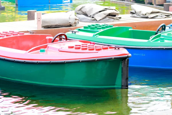Colorido barco de plástico estacionado en el puerto . — Foto de Stock