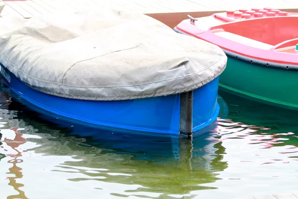 Colorido barco de plástico estacionado en el puerto . —  Fotos de Stock