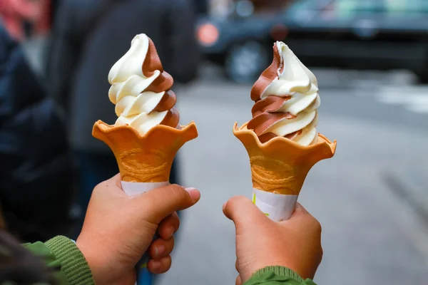 Donner de la crème glacée : Crème glacée dans la main de la fille . — Photo