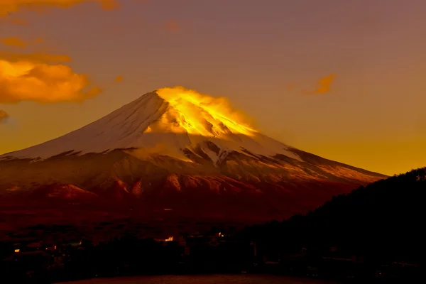 Belle montagne sacrée de Fuji dans la matinée avec sur le dessus — Photo