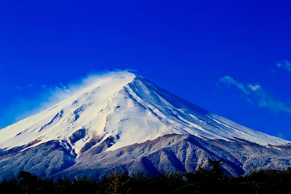 Close-up de montanha sagrada de Fuji no topo coberto com neve em — Fotografia de Stock