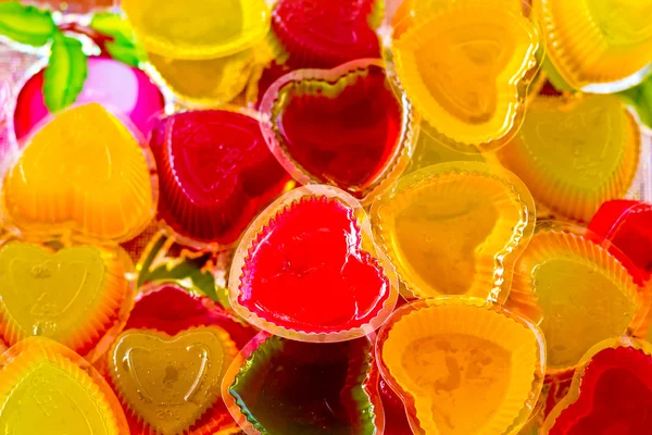 Geleia forma gelatina coração doce sobremesa no prato na mesa — Fotografia de Stock
