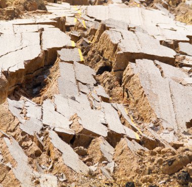 Yolun bir depremin neden çöküşü.