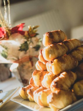 Kremalı mini cannolli.