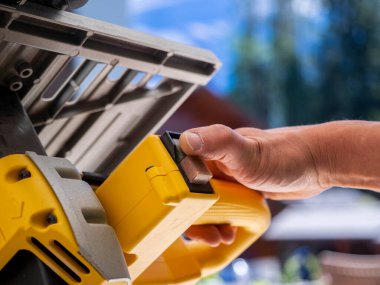 Makinelerle şerit kesen işçiler