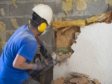 İnşaat işçisi maskesi ve kulaklık