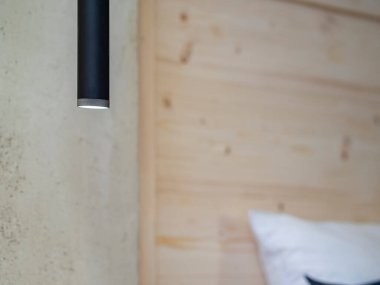 Komodin için siyah lamba.