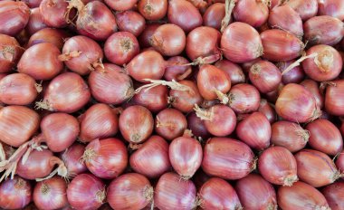 Kırmızı soğanlarla dolu bir marketin üst görüntüsü