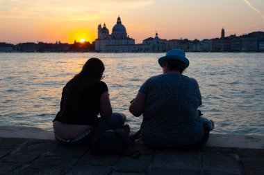 Santa Maria della 'daki San Giorgio adasından, önde iki şişman turist ile selamlaşın.