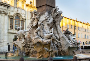 Roma, Piazza Navona 'da Gian Lorenzo Bernini' nin dört nehrin çeşmesi.
