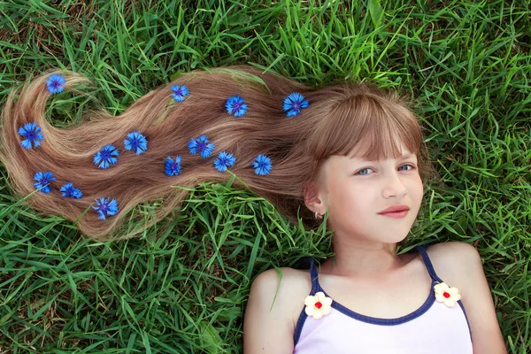 Flicka med blommor i håret — Stockfoto