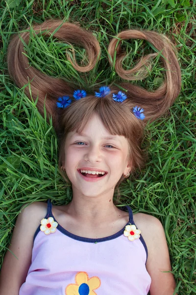 Mädchen mit Kornblumen im Haar, emotionales Lachen — Stockfoto