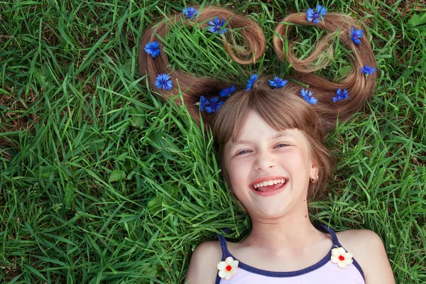 Mosolygó lány hajába Búzavirág — Stock Fotó