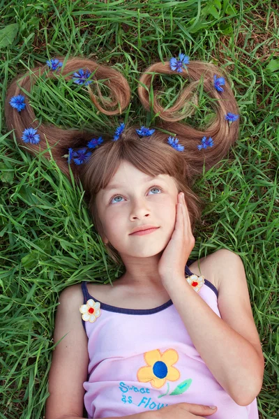 Dívka s chrpy v jejích vlasech pohledu nad — Stock fotografie