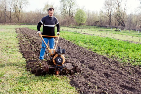 Bahar motocultivator ile bir alan çiftçi pulluklar