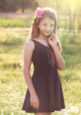 Kameraya bakarak saçında Şakayık kızla