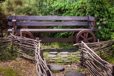 Bahçedeki dekoratif ahşap Bank