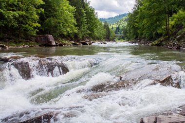 Şelale probiy içten içe kaynıyordu Nehri