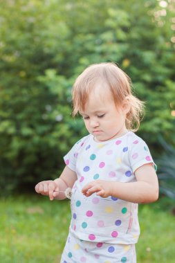 Çocuk karahindiba ile çalış