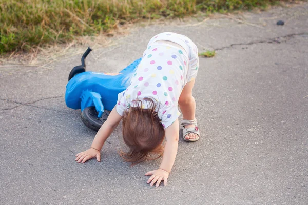 Kid föll ner av sin cykel — Stockfoto