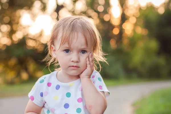 Portret van triest ernstige baby Stockfoto