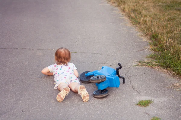 Jongen viel van haar fiets Rechtenvrije Stockafbeeldingen