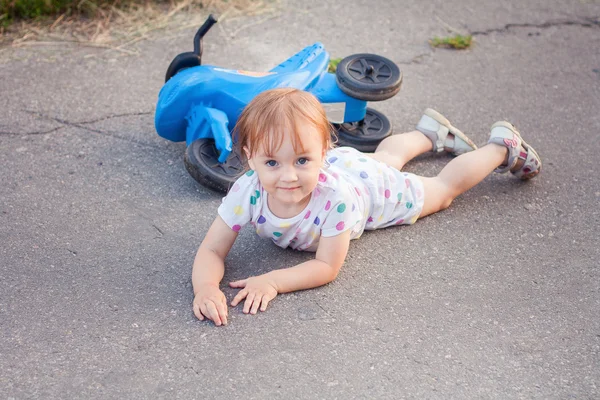Dziecko spadło w dół jej rower Zdjęcia Stockowe bez tantiem