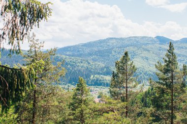 Üstten görünüm vadiden dağlar