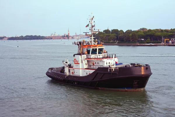 Schlepper Begleiten Schiff Hafen — Stockfoto