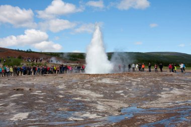 İzlanda, Geysir bölgesinde Strukkur patlaması
