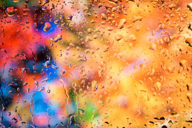 Su bardağa düşer.