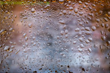 Su bardağa düşer.