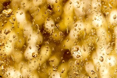 Su bardağa düşer.