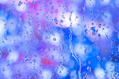 Su bardağa düşer.