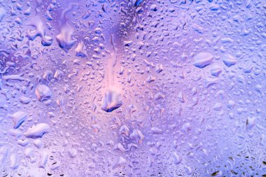 Su bardağa düşer.