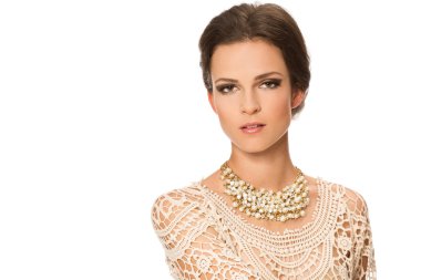 beyaz zemin üzerine genç güzel kadın